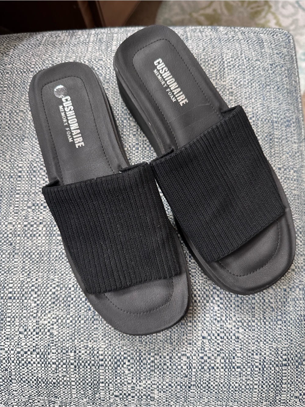 CUSHIONAIRE Black Ribbed Slide Sandals for Women
